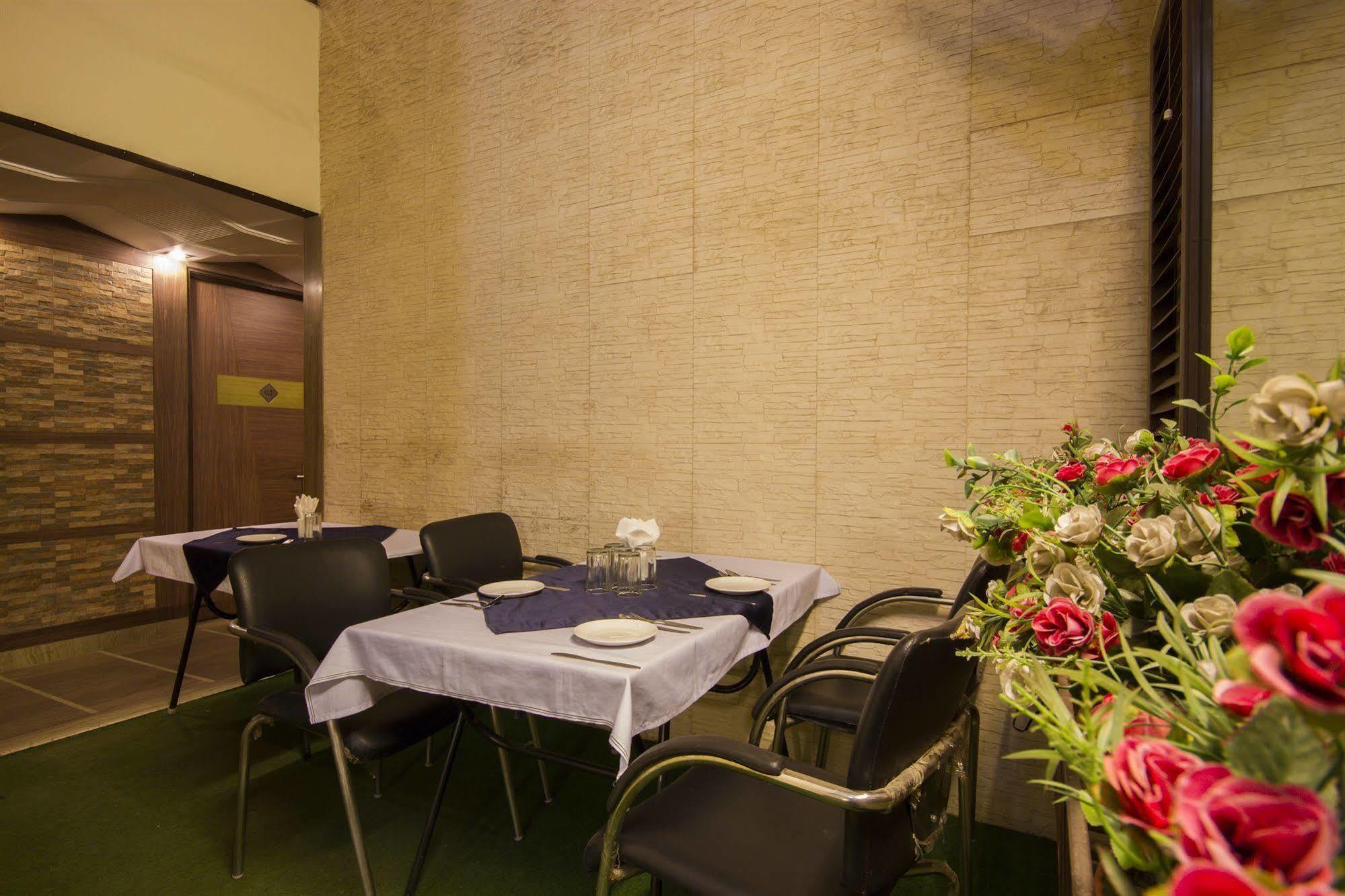 Hotel Sunstar Heights Delhi  Exterior photo