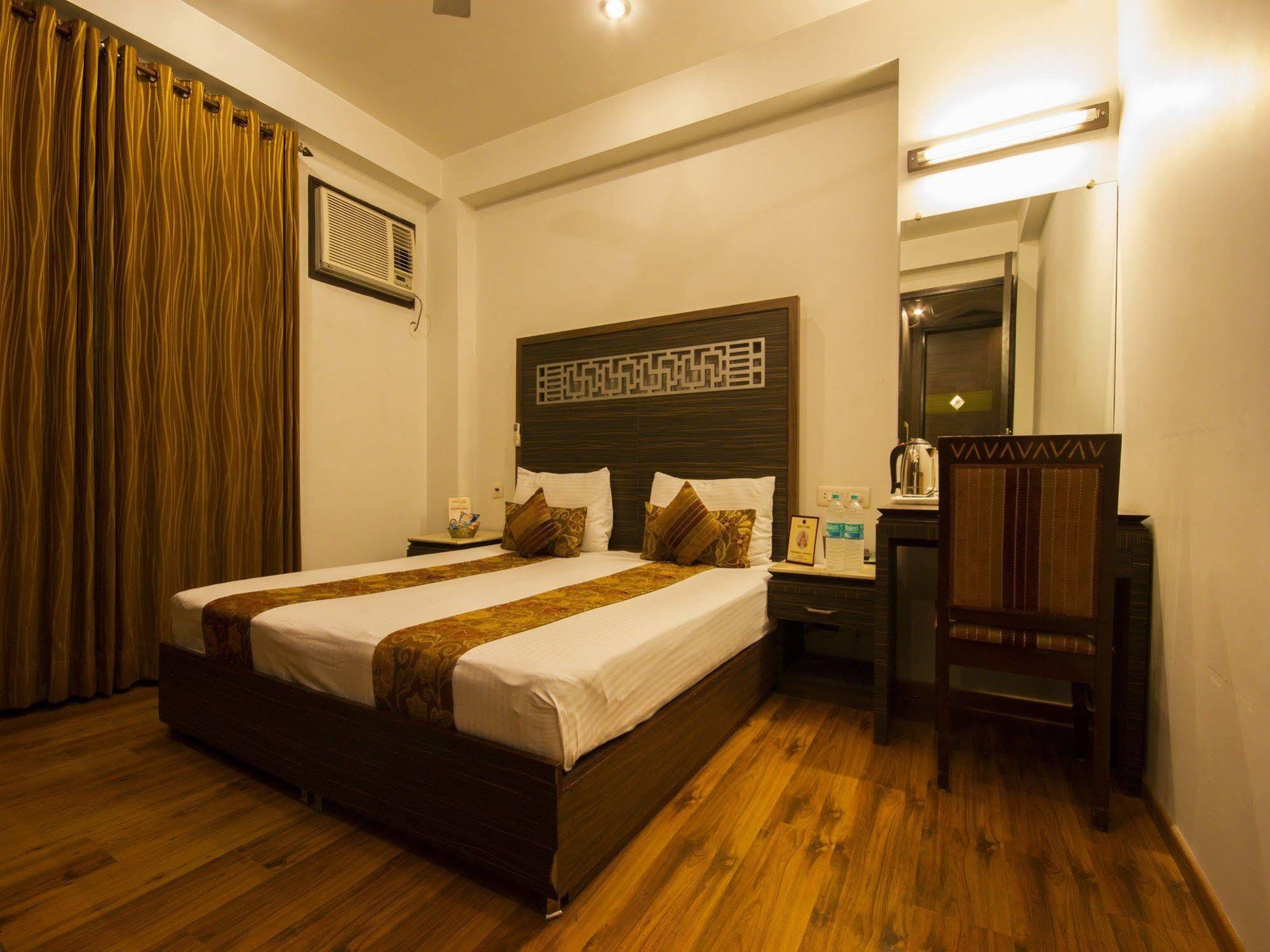 Hotel Sunstar Heights Delhi  Exterior photo
