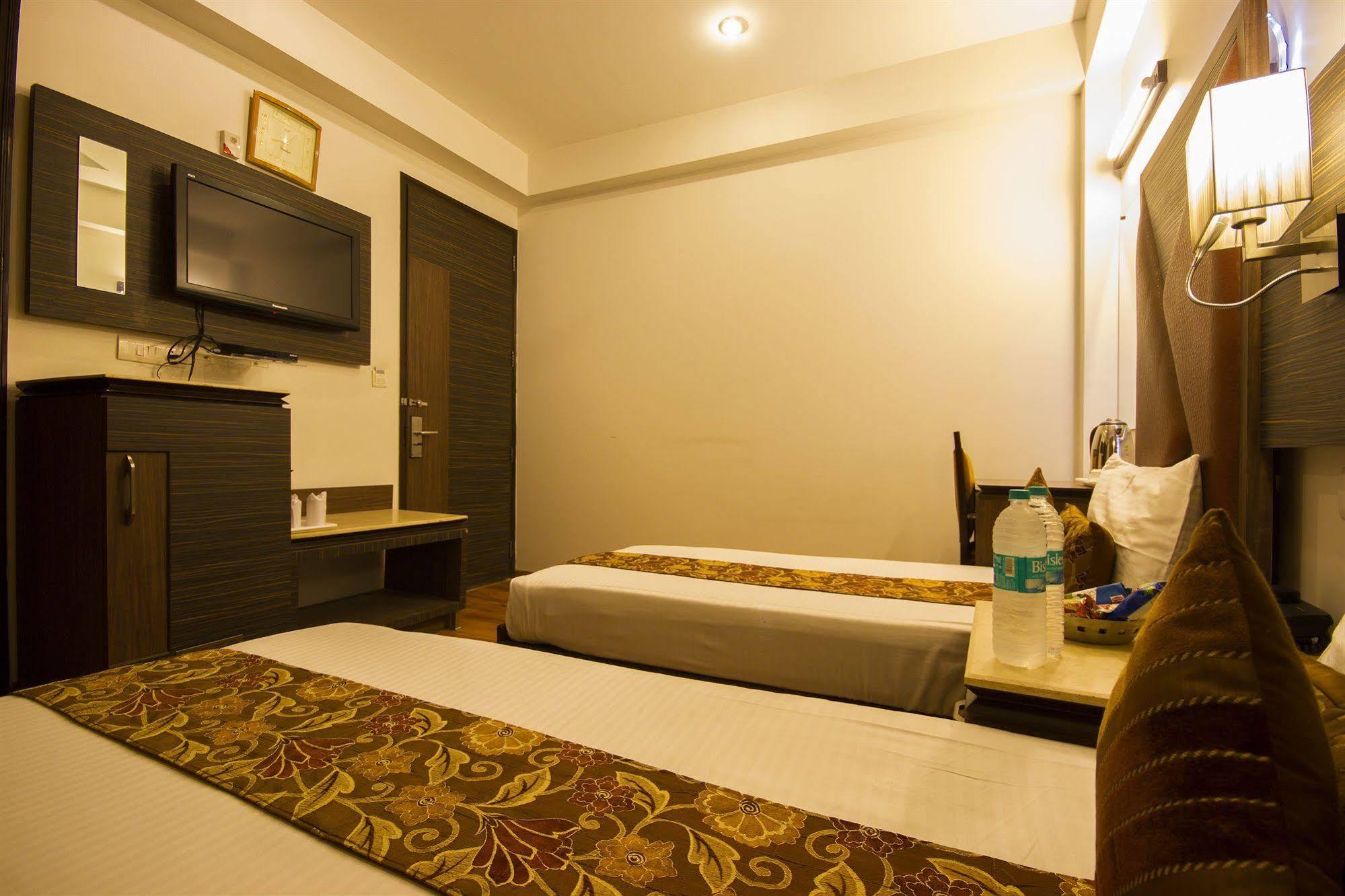 Hotel Sunstar Heights Delhi  Exterior photo