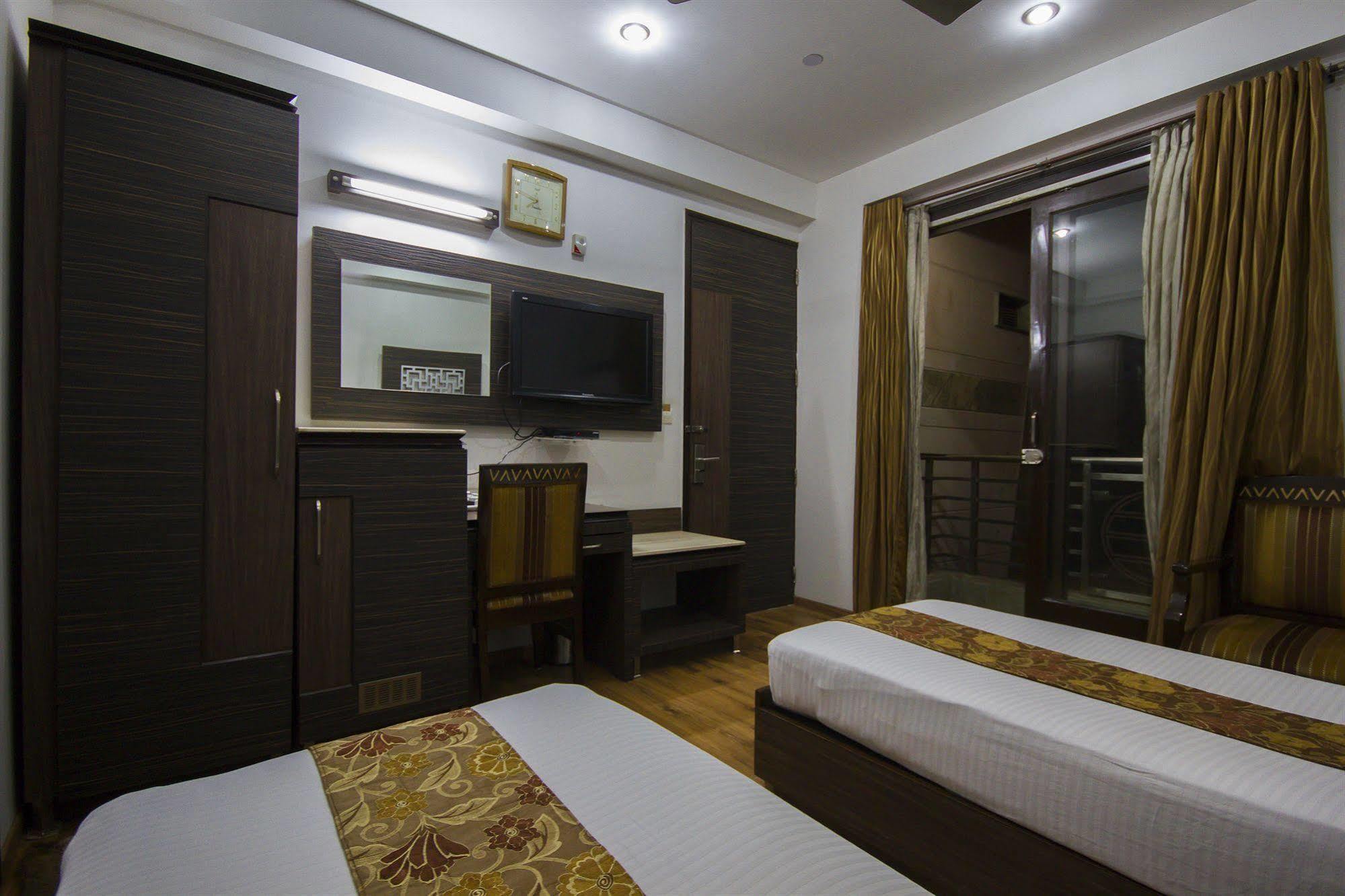 Hotel Sunstar Heights Delhi  Exterior photo