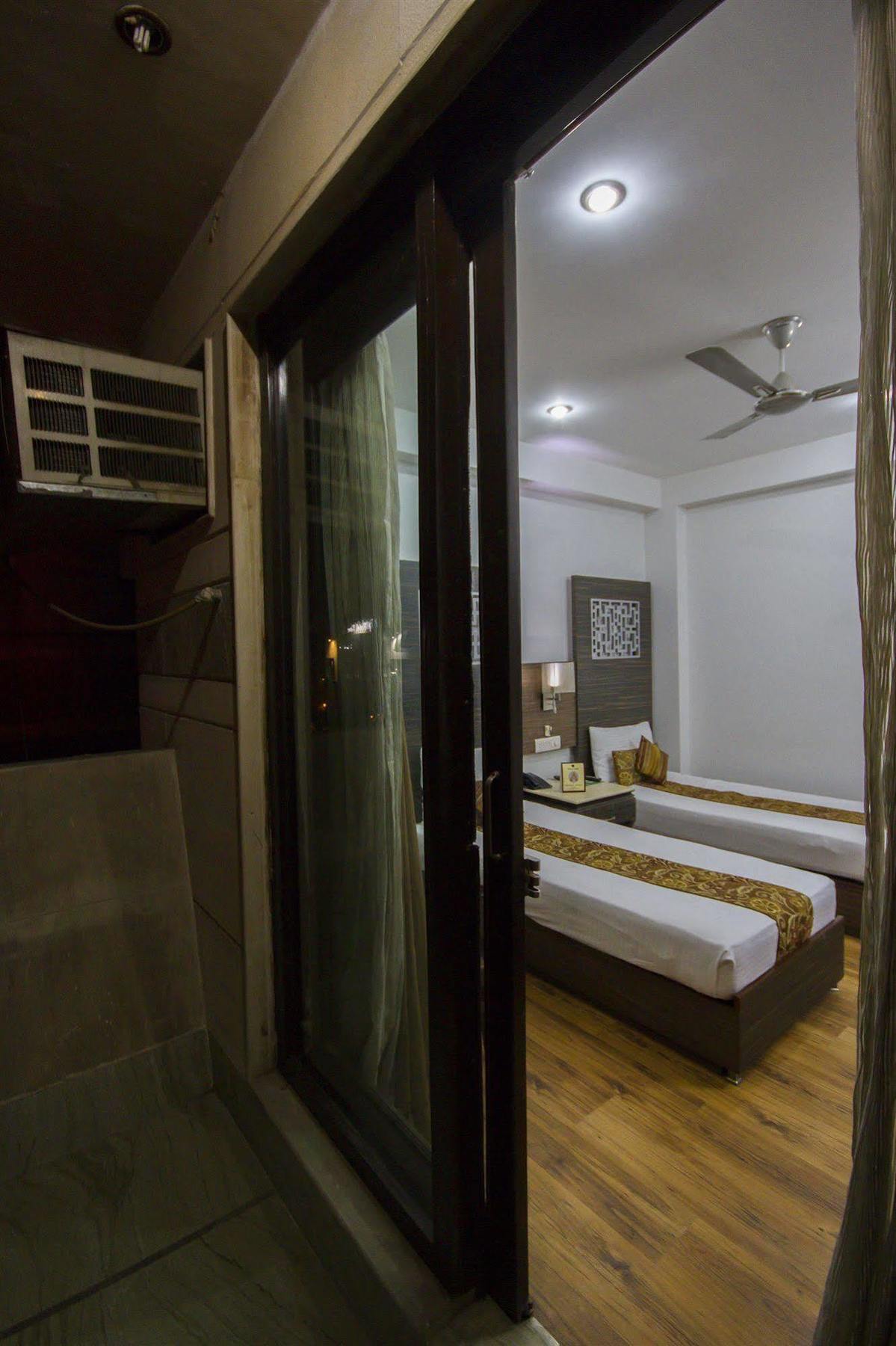 Hotel Sunstar Heights Delhi  Exterior photo