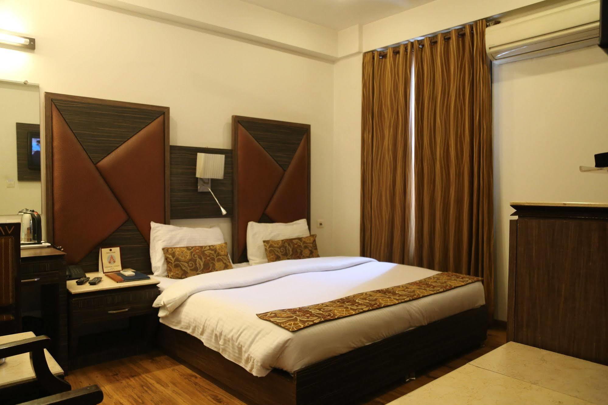 Hotel Sunstar Heights Delhi  Exterior photo